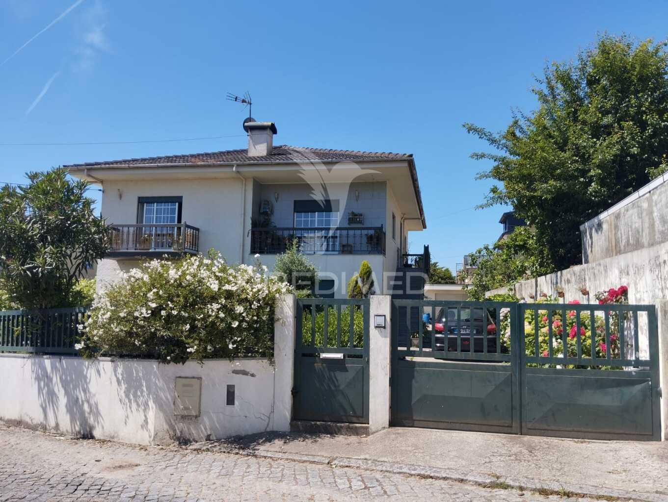 Moradia t6 localizada em arcos - lomar