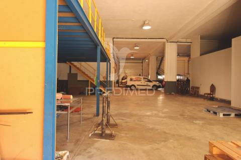 Armazém com escritórios e sala de reuniões – 832 m² | parchal