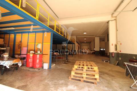 Armazém com escritórios e sala de reuniões – 832 m² | parchal