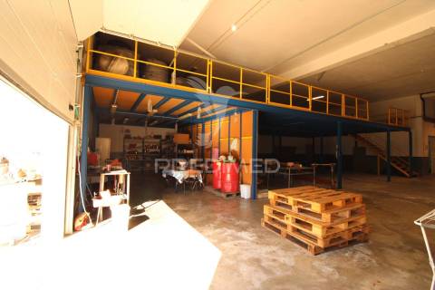 Armazém com escritórios e sala de reuniões – 832 m² | parchal