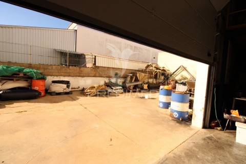 Armazém com escritórios e sala de reuniões – 832 m² | parchal