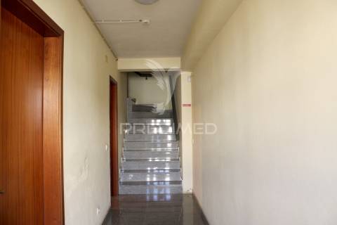 Armazém com escritórios e sala de reuniões – 832 m² | parchal