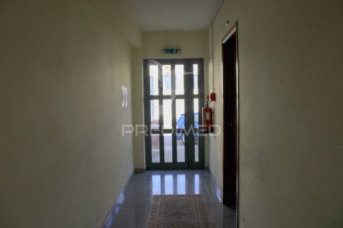 Armazém com escritórios e sala de reuniões – 832 m² | parchal