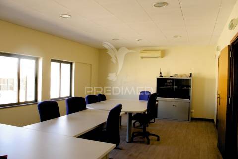 Armazém com escritórios e sala de reuniões – 832 m² | parchal