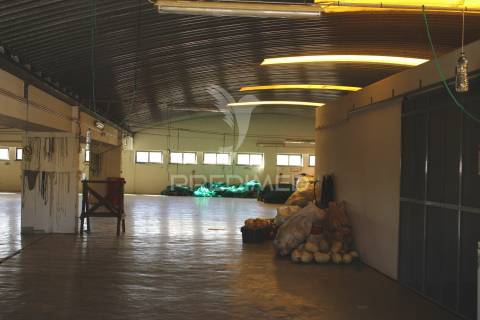 Armazém com escritórios e sala de reuniões – 832 m² | parchal