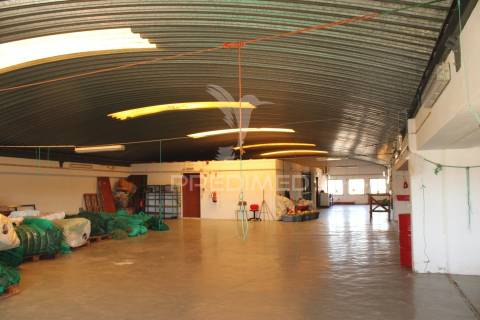 Armazém com escritórios e sala de reuniões – 832 m² | parchal
