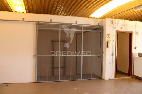 Armazém com escritórios e sala de reuniões – 832 m² | parchal