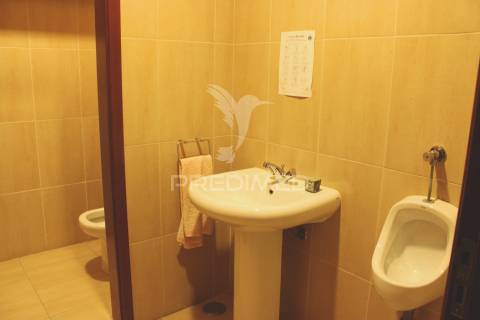 Armazém com escritórios e sala de reuniões – 832 m² | parchal