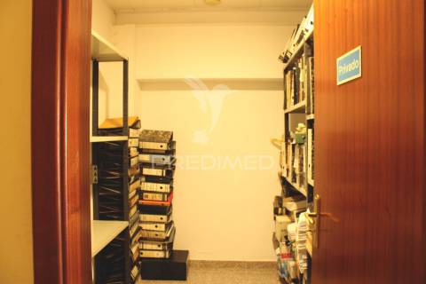 Armazém com escritórios e sala de reuniões – 832 m² | parchal