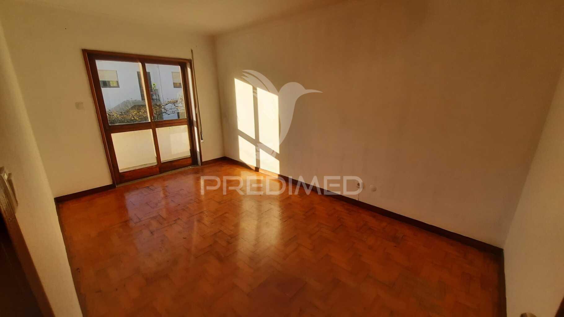 T2 renovado com boa exposição solar em gondomar