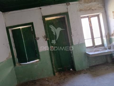 Moradia t4 em mataduços para restauro