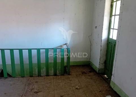 Moradia t4 em mataduços para restauro