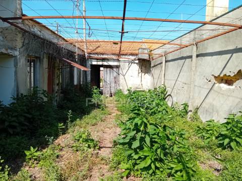 Moradia t4 em mataduços para restauro