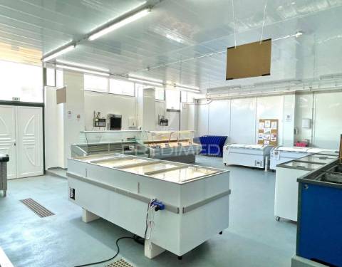 Armazém e loja comercial (comércio de marisco)