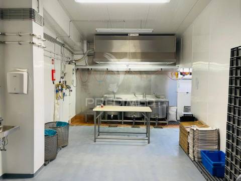 Armazém e loja comercial (comércio de marisco)