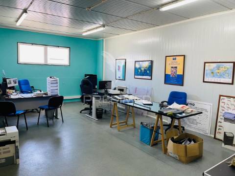 Armazém e loja comercial (comércio de marisco)