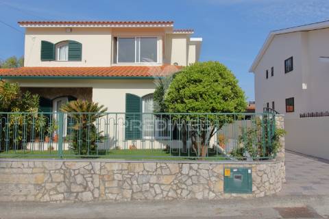 Moradia t3 r/chão e 1º andar com garagem e jardim em esgueira, aveiro