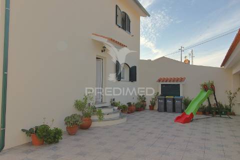 Moradia t3 r/chão e 1º andar com garagem e jardim em esgueira, aveiro