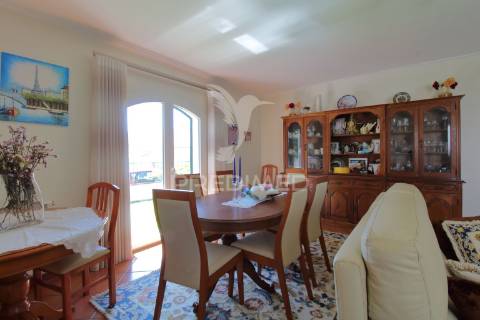 Moradia t3 r/chão e 1º andar com garagem e jardim em esgueira, aveiro