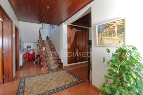 Moradia t3 r/chão e 1º andar com garagem e jardim em esgueira, aveiro