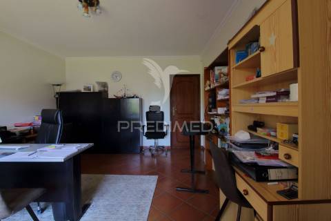 Moradia t3 r/chão e 1º andar com garagem e jardim em esgueira, aveiro