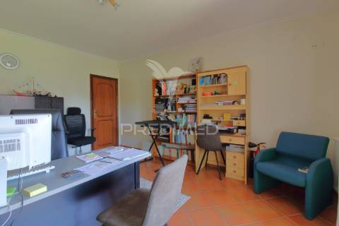 Moradia t3 r/chão e 1º andar com garagem e jardim em esgueira, aveiro