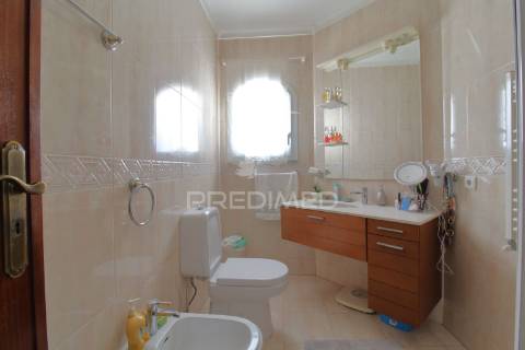 Moradia t3 r/chão e 1º andar com garagem e jardim em esgueira, aveiro