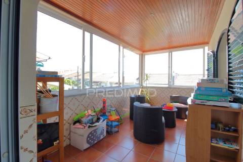 Moradia t3 r/chão e 1º andar com garagem e jardim em esgueira, aveiro