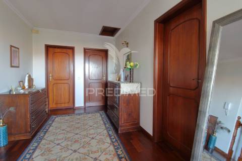 Moradia t3 r/chão e 1º andar com garagem e jardim em esgueira, aveiro