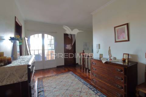 Moradia t3 r/chão e 1º andar com garagem e jardim em esgueira, aveiro