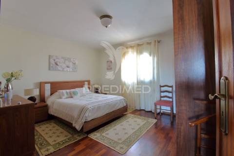 Moradia t3 r/chão e 1º andar com garagem e jardim em esgueira, aveiro