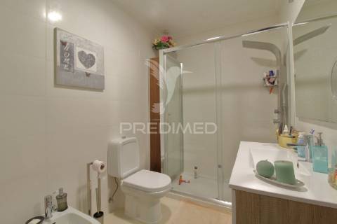 Moradia t3 r/chão e 1º andar com garagem e jardim em esgueira, aveiro