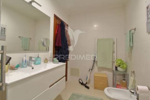 Moradia t3 r/chão e 1º andar com garagem e jardim em esgueira, aveiro