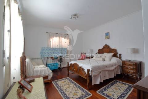 Moradia t3 r/chão e 1º andar com garagem e jardim em esgueira, aveiro