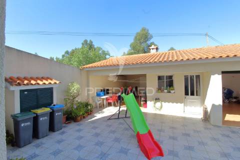 Moradia t3 r/chão e 1º andar com garagem e jardim em esgueira, aveiro