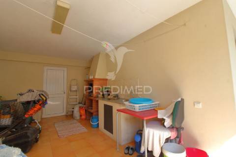 Moradia t3 r/chão e 1º andar com garagem e jardim em esgueira, aveiro