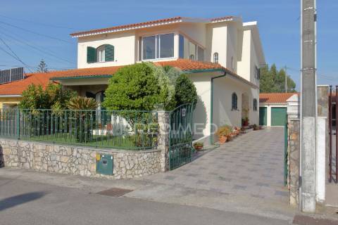 Moradia t3 r/chão e 1º andar com garagem e jardim em esgueira, aveiro