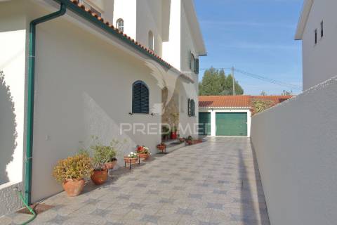 Moradia t3 r/chão e 1º andar com garagem e jardim em esgueira, aveiro