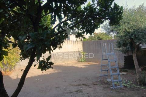 Moradia t3 r/chão e 1º andar com garagem e jardim em esgueira, aveiro