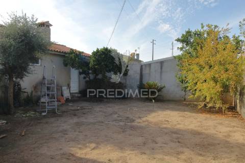 Moradia t3 r/chão e 1º andar com garagem e jardim em esgueira, aveiro