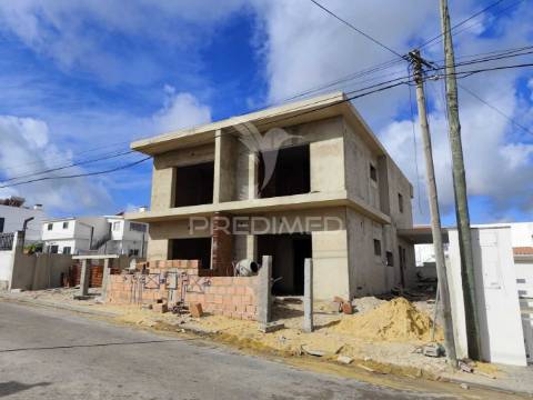 Moradia em construção t4 em fernão ferro