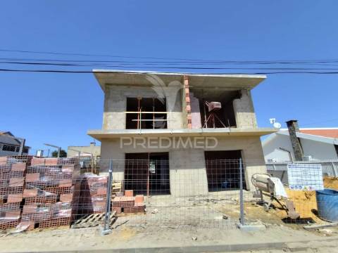 Moradia em construção t4 em fernão ferro