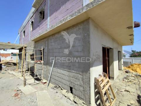 Moradia em construção t4 em fernão ferro