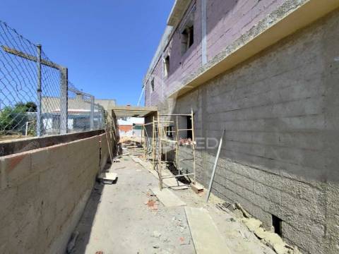 Moradia em construção t4 em fernão ferro