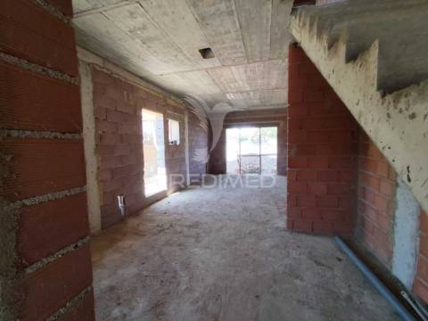 Moradia em construção t4 em fernão ferro