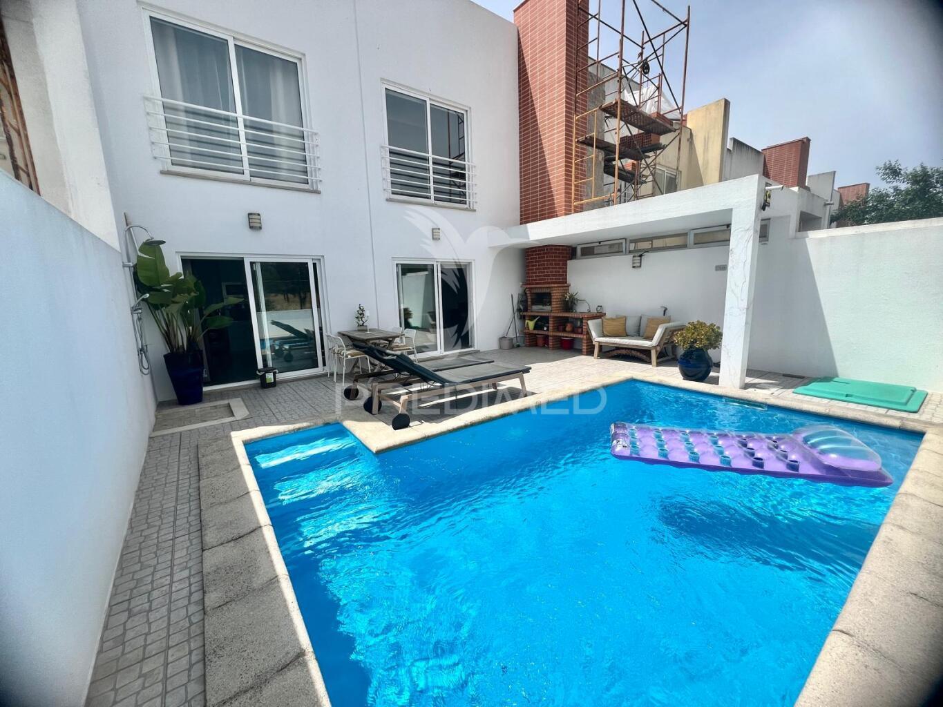 Moradia em banda t3 com piscina