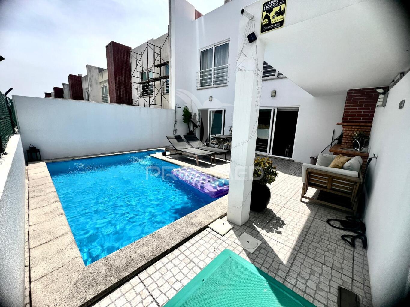 Moradia em banda t3 com piscina