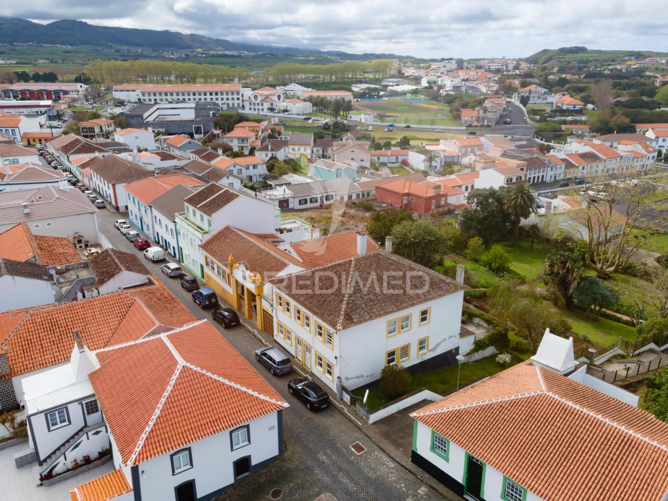 Casa t2+1 com garagem e quintal no coração da cidade