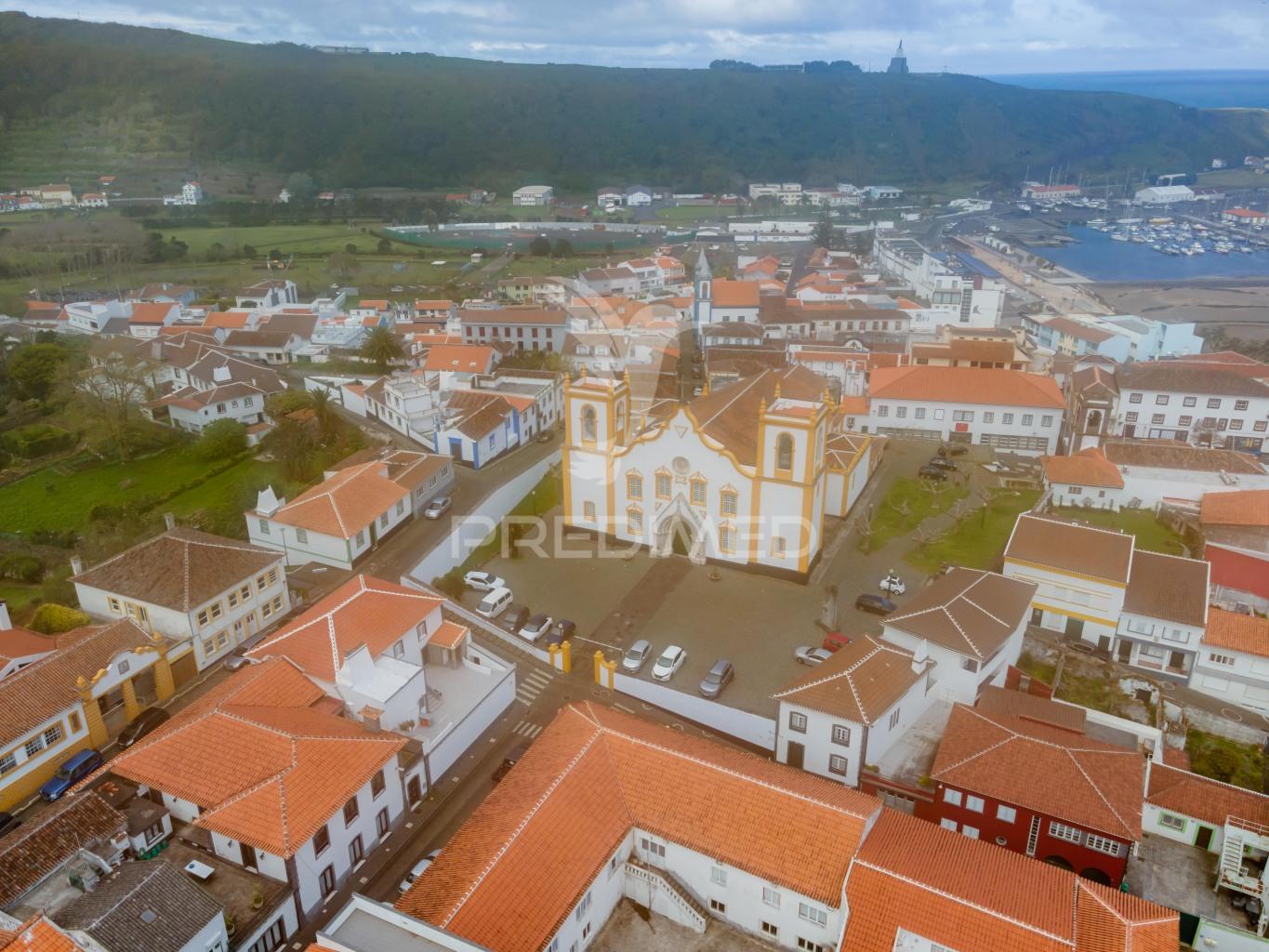 Casa t2+1 com garagem e quintal no coração da cidade