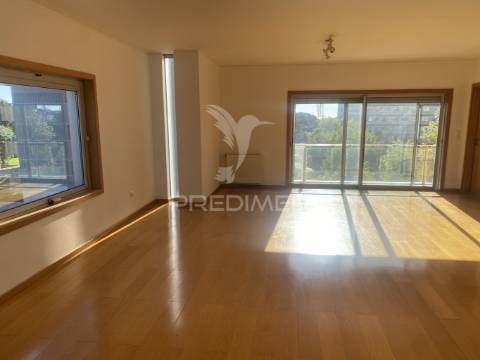 Vende-se excelente  apartamento t4 leça da palmeira com garagem para 2 carros